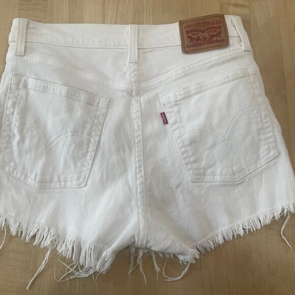 Women’s Size 28 White Levi’s Shorts - Picture 2 of 4
